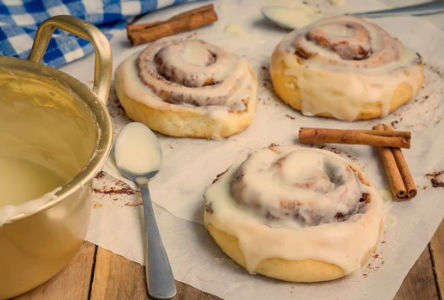 What Icing Goes On Cinnamon Rolls?