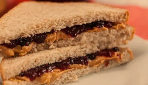 How Many Calories are in a Peanut Butter Sandwich